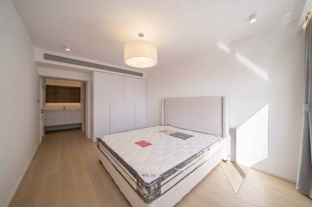 Spacious and bright 3Br/2bt@Jing'an center with open balcony no elevator 