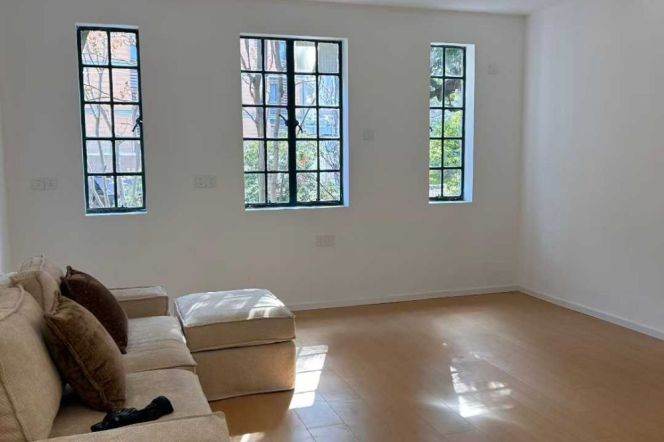 Sunlit 3BR Old House w/Balcony nr Jing'an Temple