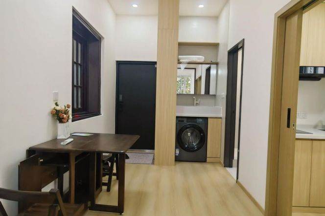 High Quality 1 br with floor heating on ChangLe Rd, easy to L13 Middle HuaiHai Rd St.