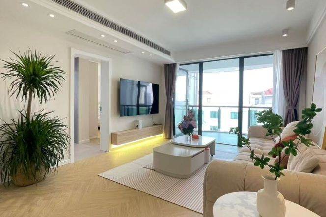 Sunny 3bedrooms Apt +Heating+oven+central AC@Yan'an Rd(W)