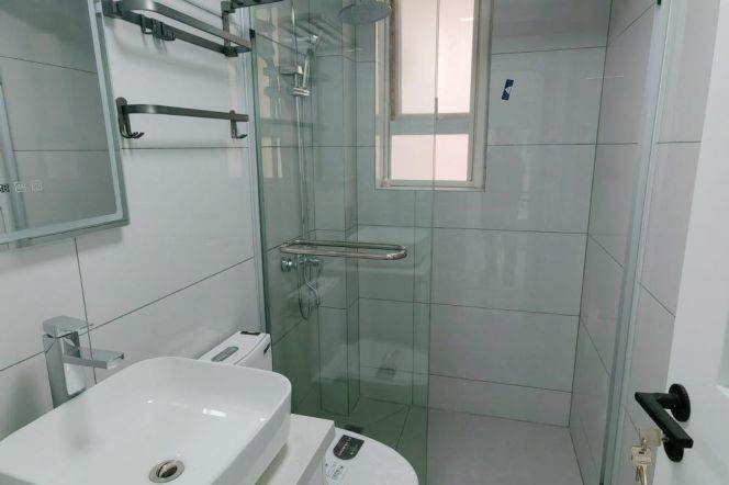 Good price 2 br on WanPing Rd(S) ,6 mins walking to L 1/9/11 XuJiaHui St.