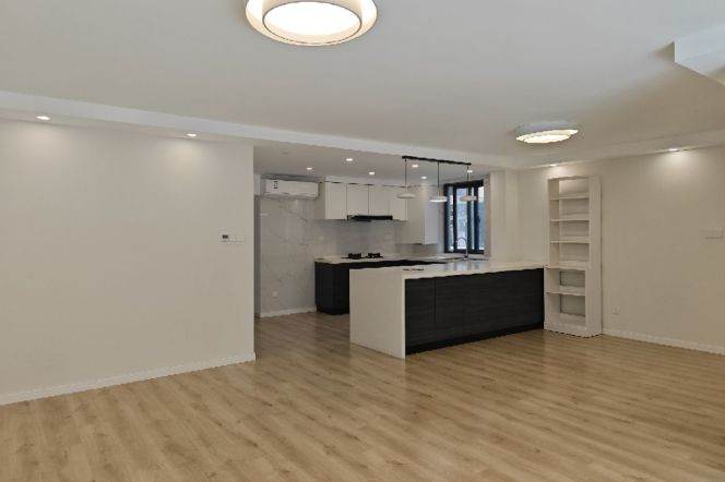 Unfurnished 3+1BR 2BA Residence w/Balcony nr Anfu Rd