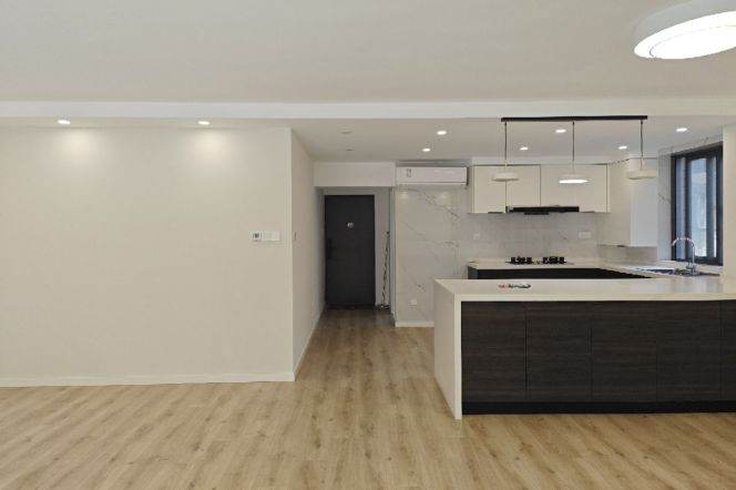 Unfurnished 3+1BR 2BA Residence w/Balcony nr Anfu Rd