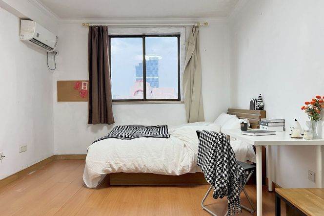 super big room near Jingan temple lines2/7/14,close to ECNU/SJTU/DHU,advance booking accepted 