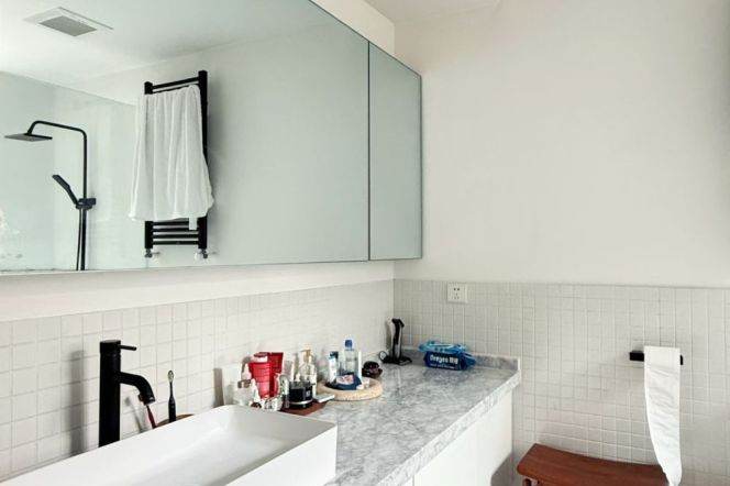 L2-7-14 Jing'an Temple, a large apartment building on Jujulue Road, with an outdoor balcony