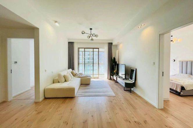 modern big 2brs balcony wall radiator near Jiao tong university line 10,11 only 19K