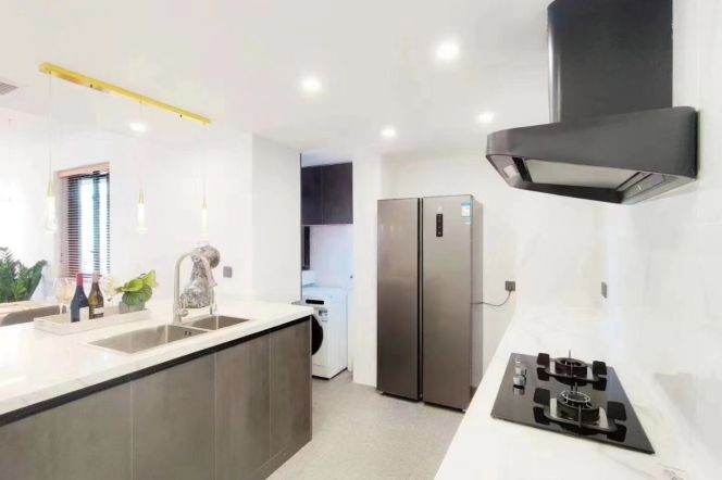 Morden 2brs with balcony and wall raditor in  central downtown