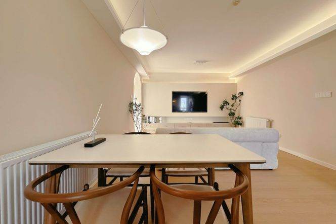 Modren 2brs with wall raditor belong to Jing an temple area ,