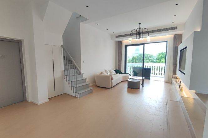 Spacious with big balcony and outdoor terrace,close to Wuzhong station，Line15