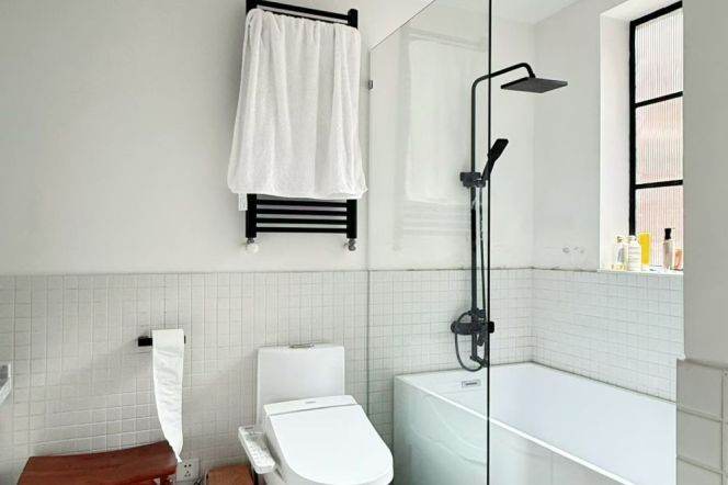 L2-7-14 Jing'an Temple, a large apartment building on Jujulue Road, with an outdoor balcony