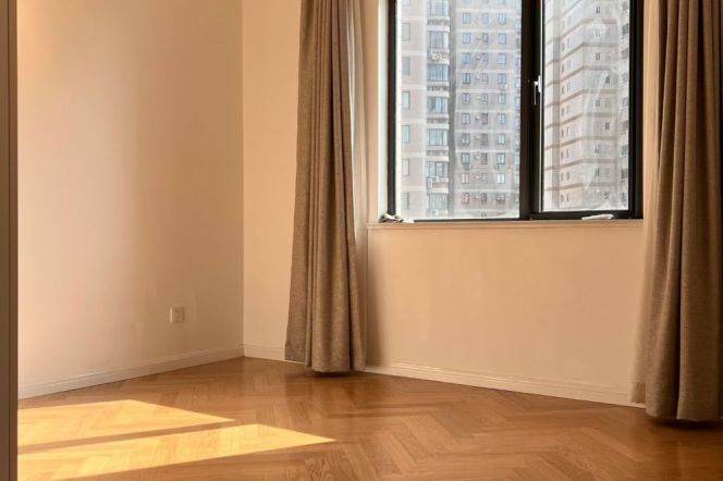 High-rise 3br/2bt Flat in west Nanjing Road circle