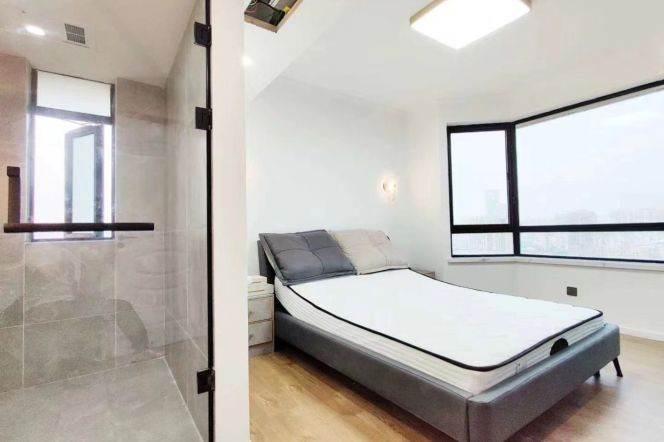 Morden 2brs with balcony and wall raditor in  central downtown