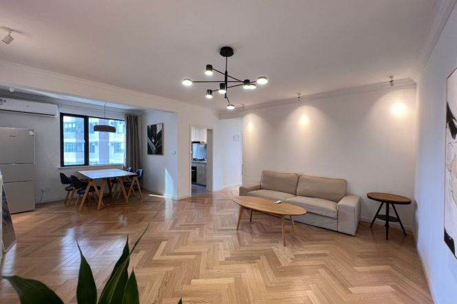 High-rise 3br/2bt Flat in west Nanjing Road circle