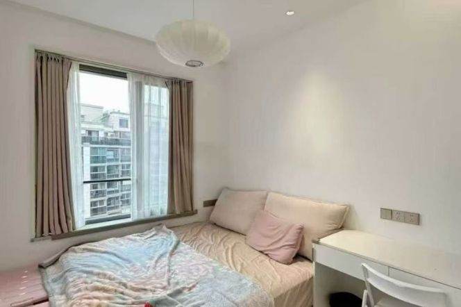 Suzhou River View Apartment, 3-bedroom unit at Cao Yang Road Metro Station, 19.8K per month