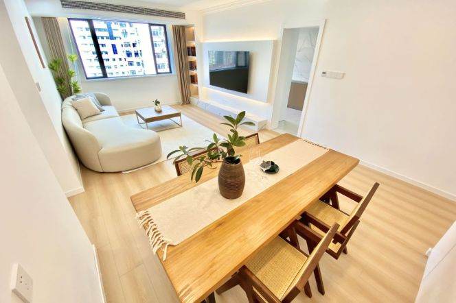 2 Brs, 1 Living room with Lots of Storage room, 120 sqm @ Xujiahui station L9