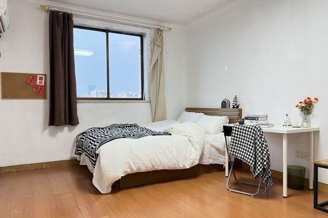 super big room near Jingan temple lines2/7/14,close to ECNU/SJTU/DHU,advance booking accepted 