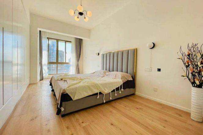 modern big 2brs balcony wall radiator near Jiao tong university line 10,11 only 19K