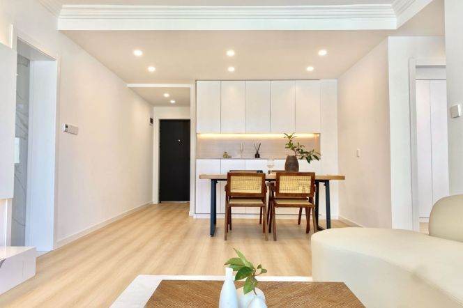 2 Brs, 1 Living room with Lots of Storage room, 120 sqm @ Xujiahui station L9