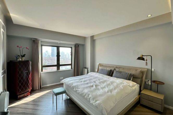 2 Brs, 2 Baths with Open Balcony, Nice View, 167 sqm, Floor Heating @ Hengshan metro L1