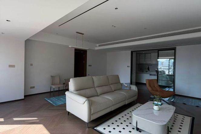 3 Brs, 2 Baths, 183 sqm, High end Compoud @ Yuyuan Garden L10