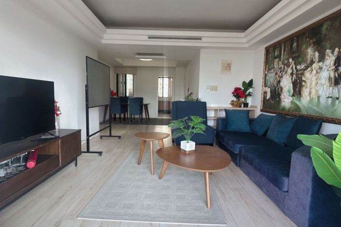 modern 2br open balcony nice furniture in Yanlord ,Lujiazui IFC only 19K 
