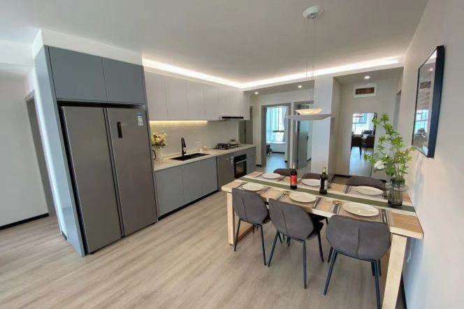 3+1 Rooms, 2 Baths with Balcony, 150 sqm with Floor Heating @ Luban metro L4