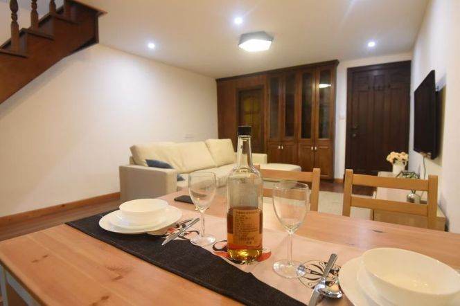 1 br near L2/L7/L14 jing'an temple station +terrace