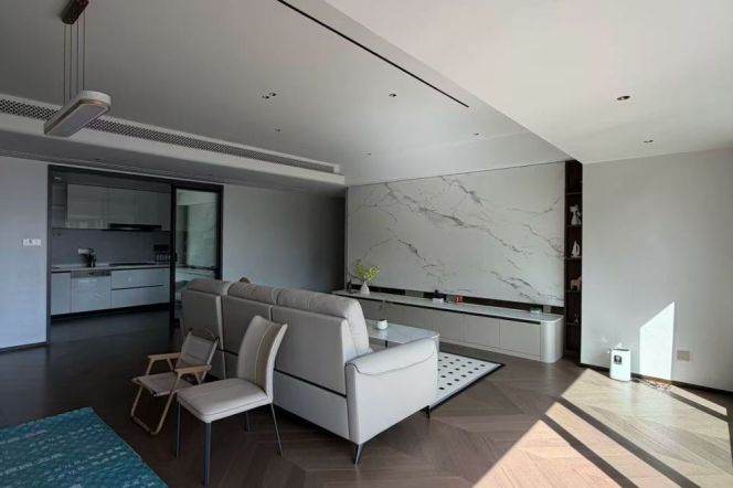 3 Brs, 2 Baths, 183 sqm, High end Compoud @ Yuyuan Garden L10