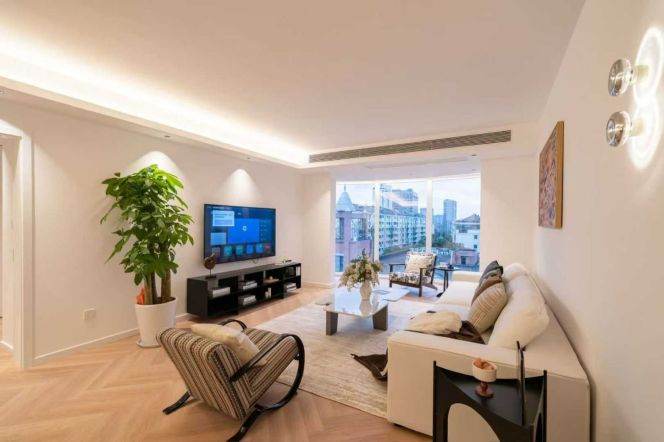 3 Brs, 2 Baths with Open Balcony, 150 sqm with Floor Heating @ Yishan metro L9