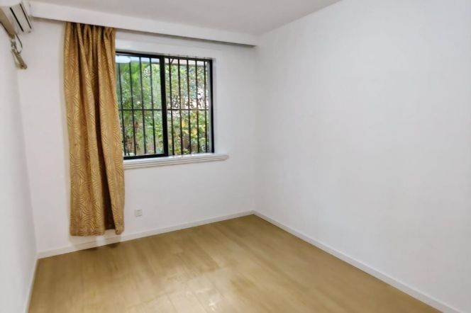 Good price 2 br with big yard next HuangPu Bund,easy to L4 LuBan Rd st.+ L 13