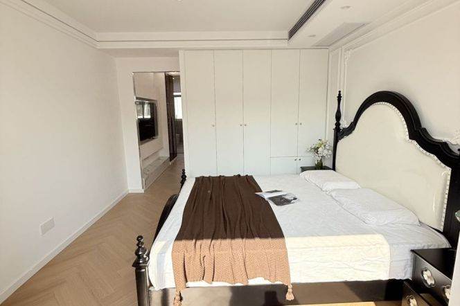 Newly renovated Spacuous 1Br/2Lr/1Bt@L2/11 Jiangsu Rd Station 