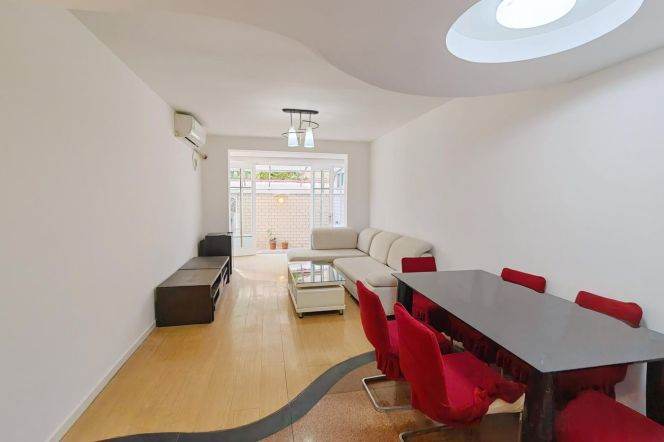 Good price 2 br with big yard next HuangPu Bund,easy to L4 LuBan Rd st.+ L 13