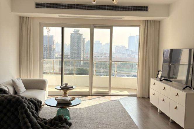 Top of city spacious 3br/2bt@west nanjing rd 140sqm with large sunny open balcony