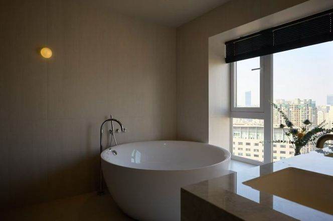 On Nanjing West Road, a zero-distance unique top-floor duplex with a terrace，L 2-12-13