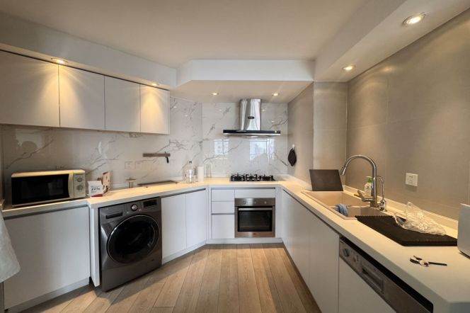 Modren 3brs with floor heating and balcony in  central downtown 