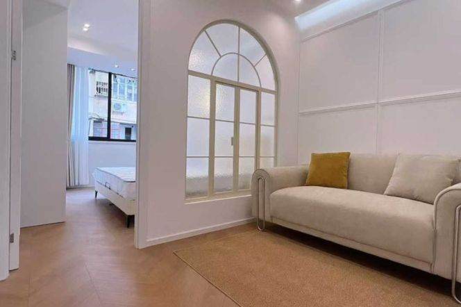 Hongqiao rd 1br 1lr@L10/3/4,bright room/open kitchen/Nr Jiaotong uni