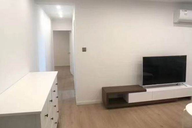 Grab a 2Beds Near Nanjing West Road for ¥11,800. Lease Available Mid-March