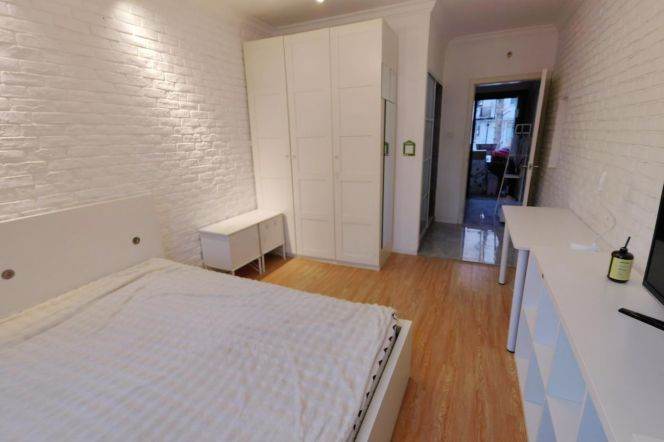 Cozy 1 br with good price on JuLu Rd , easy  to  L1/10/12 South ShaanXi Rd St.