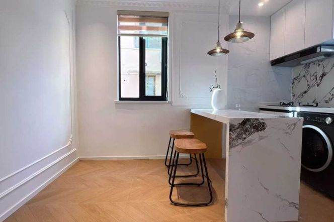 Hongqiao rd 1br 1lr@L10/3/4,bright room/open kitchen/Nr Jiaotong uni