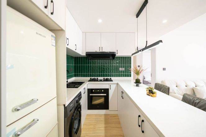 8,900 for a Sunny Beauty in Xinhua Road. Grand Balcony/ Dual Metro Access /Artsy Business Circle 