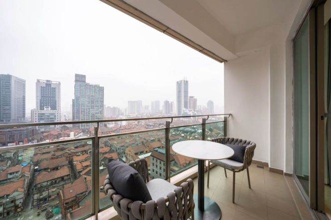 Four Seasons spacious 3br/2bt@west nanjing rd with large open balcony 