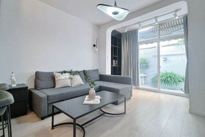 West Yan'An rd station one bedroom