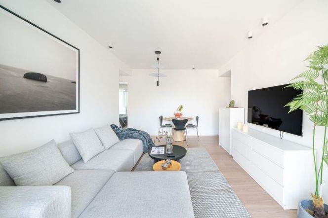 Spacious & Sunny 2Br +Balcony + Heating | Next to L2 Weining rd metro station | All south