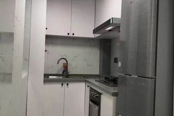 Grab a 2Beds Near Nanjing West Road for ¥11,800. Lease Available Mid-March