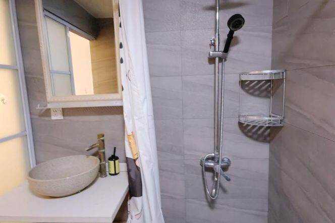 Cozy 1 br with good price on JuLu Rd , easy  to  L1/10/12 South ShaanXi Rd St.