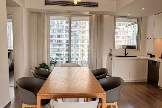 Top of city spacious 3br/2bt@west nanjing rd 140sqm with large sunny open balcony