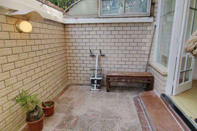 Good price 2 br with big yard next HuangPu Bund,easy to L4 LuBan Rd st.+ L 13