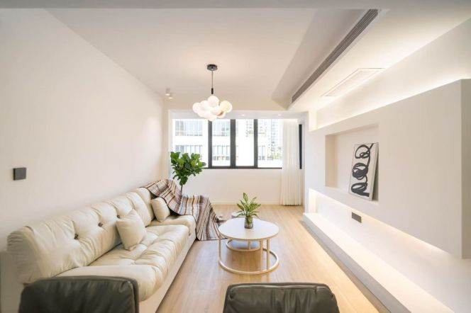 8,900 for a Sunny Beauty in Xinhua Road. Grand Balcony/ Dual Metro Access /Artsy Business Circle 