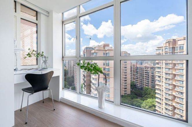 Spacious & Sunny 2Br +Balcony + Heating | Next to L2 Weining rd metro station | All south