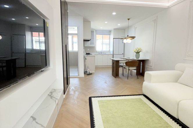 Newly renovated Spacuous 1Br/2Lr/1Bt@L2/11 Jiangsu Rd Station 